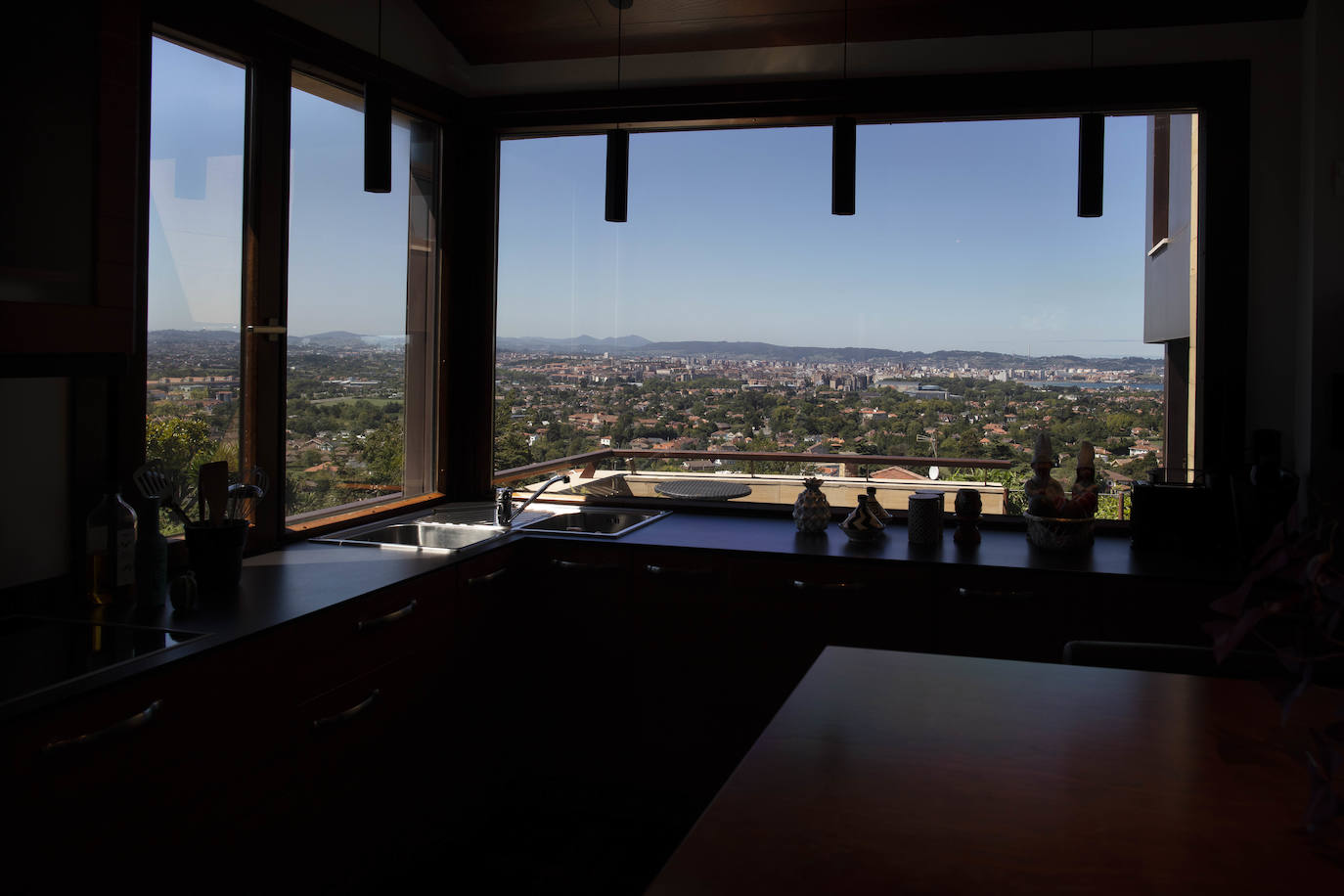 La diseñadora Rebeca Bolado, socia de la marca Apparentia, remata su trabajo como creativa de moda y complementos en la casa que comparte con su pareja, Ángel Lorenzo.