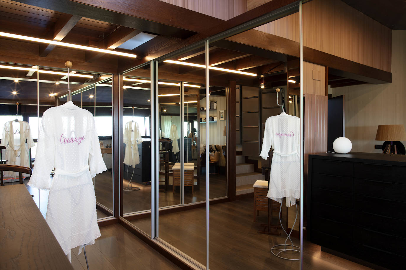 La diseñadora Rebeca Bolado, socia de la marca Apparentia, remata su trabajo como creativa de moda y complementos en la casa que comparte con su pareja, Ángel Lorenzo.