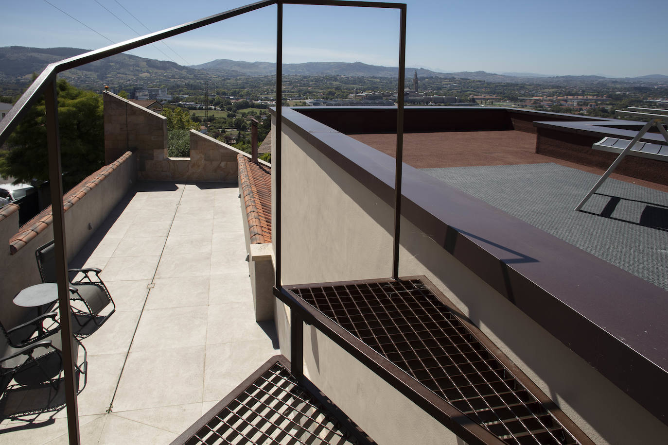La diseñadora Rebeca Bolado, socia de la marca Apparentia, remata su trabajo como creativa de moda y complementos en la casa que comparte con su pareja, Ángel Lorenzo.