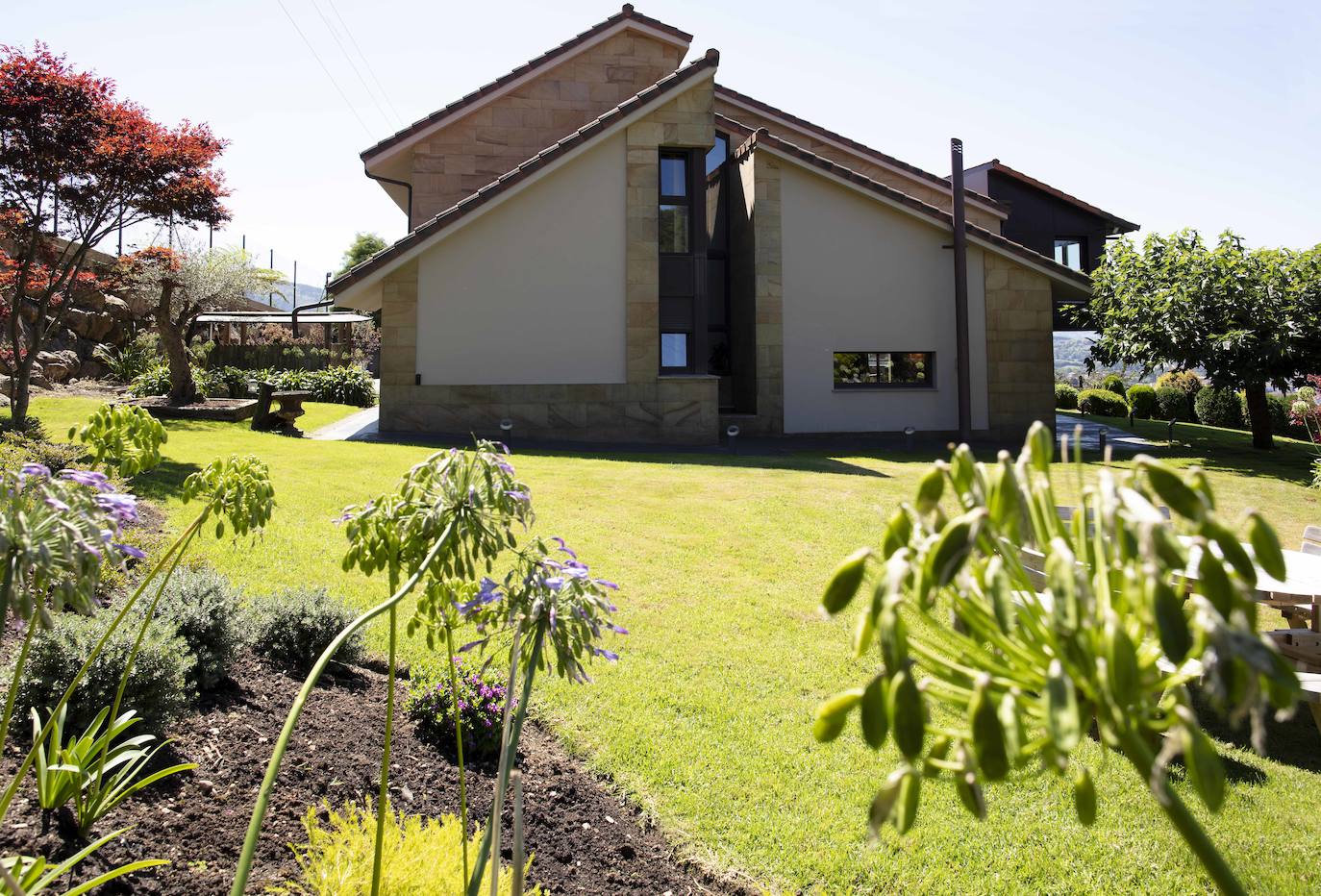 La diseñadora Rebeca Bolado, socia de la marca Apparentia, remata su trabajo como creativa de moda y complementos en la casa que comparte con su pareja, Ángel Lorenzo.