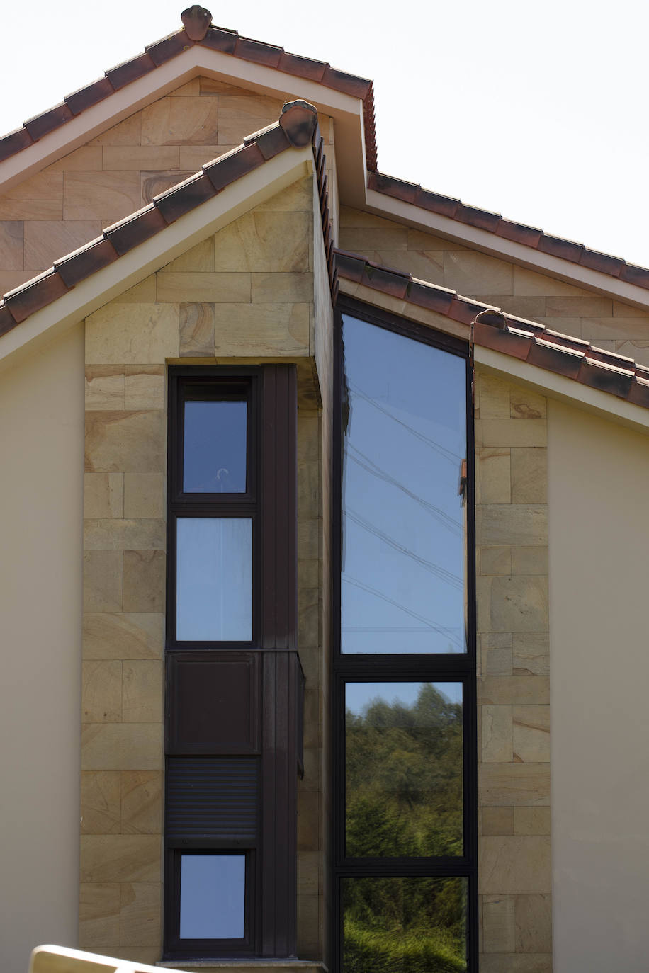 La diseñadora Rebeca Bolado, socia de la marca Apparentia, remata su trabajo como creativa de moda y complementos en la casa que comparte con su pareja, Ángel Lorenzo.