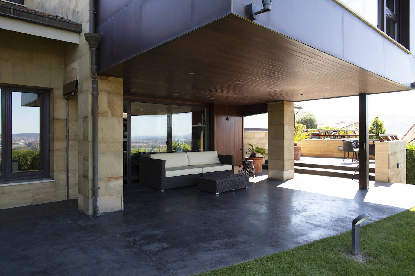 La diseñadora Rebeca Bolado, socia de la marca Apparentia, remata su trabajo como creativa de moda y complementos en la casa que comparte con su pareja, Ángel Lorenzo.