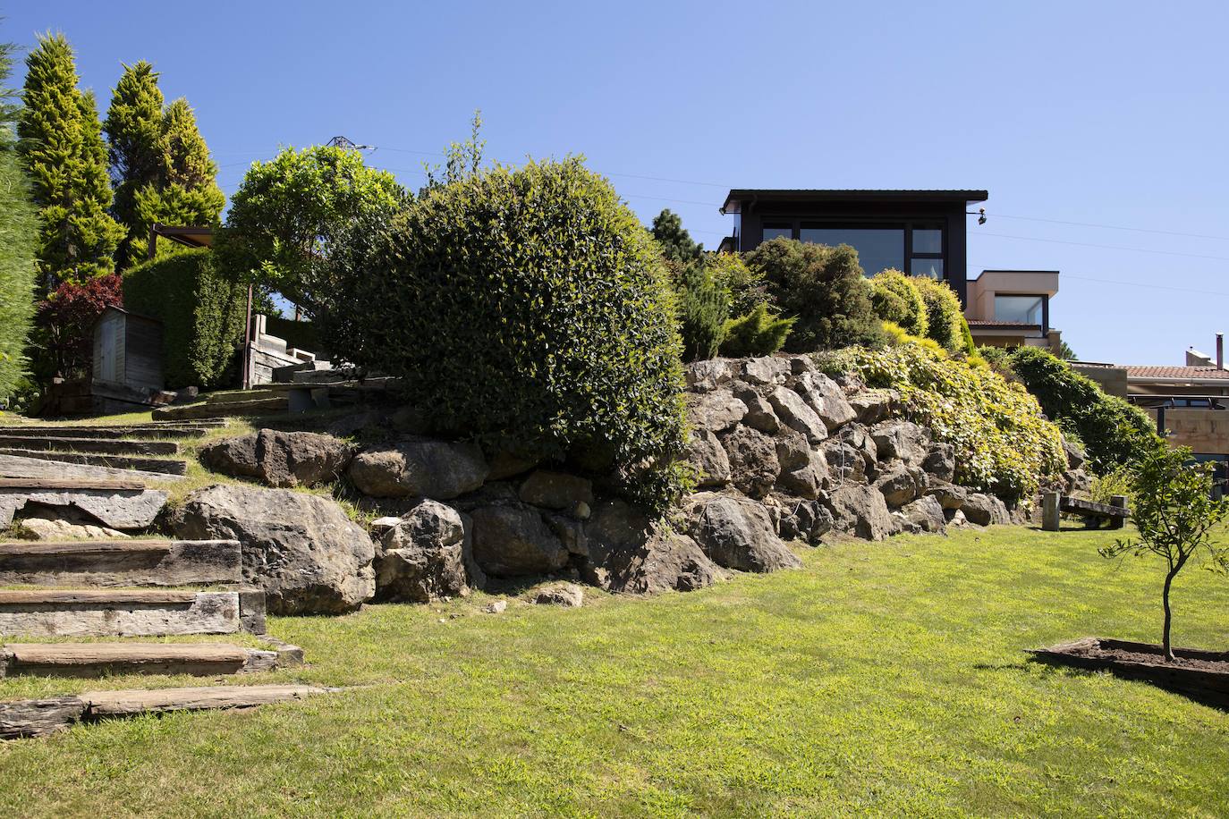 La diseñadora Rebeca Bolado, socia de la marca Apparentia, remata su trabajo como creativa de moda y complementos en la casa que comparte con su pareja, Ángel Lorenzo.