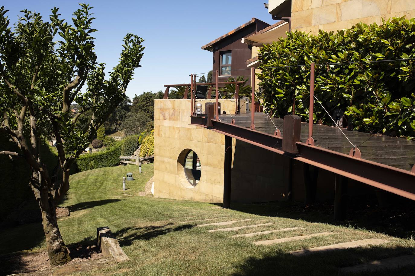 La diseñadora Rebeca Bolado, socia de la marca Apparentia, remata su trabajo como creativa de moda y complementos en la casa que comparte con su pareja, Ángel Lorenzo.