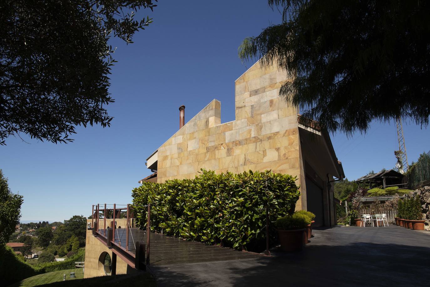 La diseñadora Rebeca Bolado, socia de la marca Apparentia, remata su trabajo como creativa de moda y complementos en la casa que comparte con su pareja, Ángel Lorenzo.