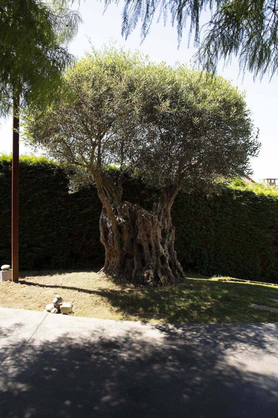La diseñadora Rebeca Bolado, socia de la marca Apparentia, remata su trabajo como creativa de moda y complementos en la casa que comparte con su pareja, Ángel Lorenzo.