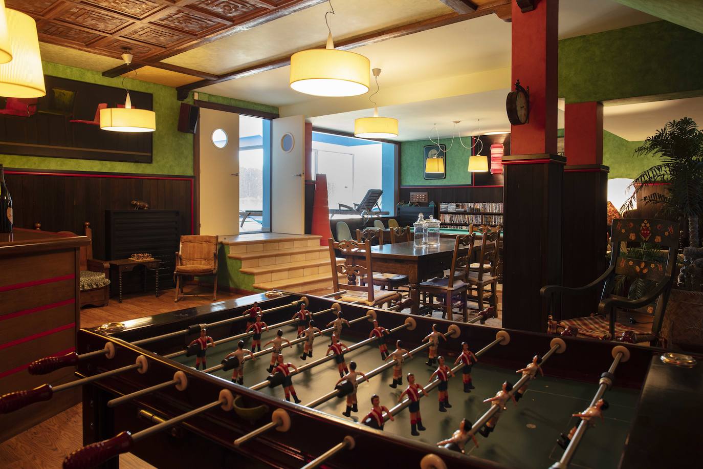 La diseñadora Rebeca Bolado, socia de la marca Apparentia, remata su trabajo como creativa de moda y complementos en la casa que comparte con su pareja, Ángel Lorenzo.