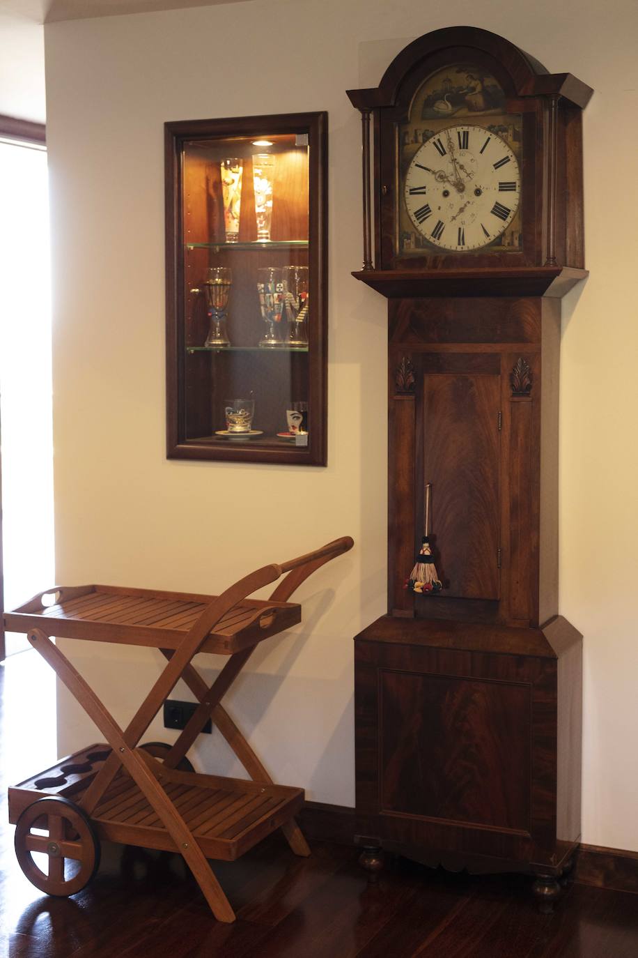 La diseñadora Rebeca Bolado, socia de la marca Apparentia, remata su trabajo como creativa de moda y complementos en la casa que comparte con su pareja, Ángel Lorenzo.