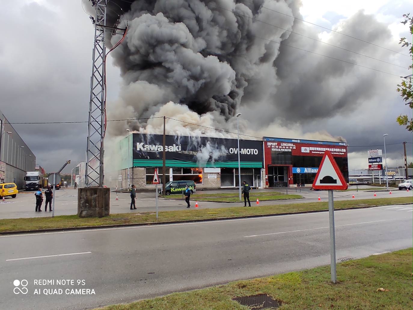 Hasta el lugar de los hechos se desplazaron varias patrullas de bomberos