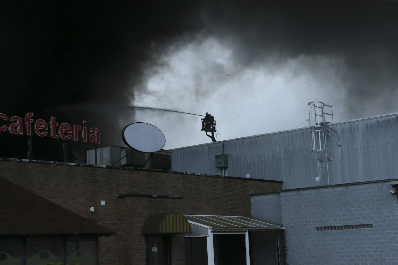 Hasta el lugar de los hechos se desplazaron varias patrullas de bomberos