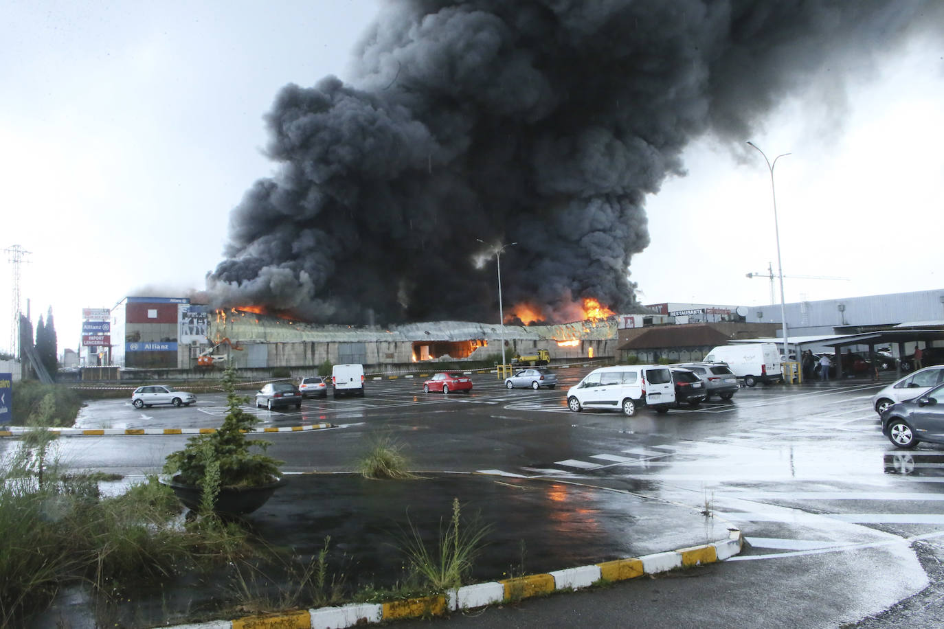 Hasta el lugar de los hechos se desplazaron varias patrullas de bomberos