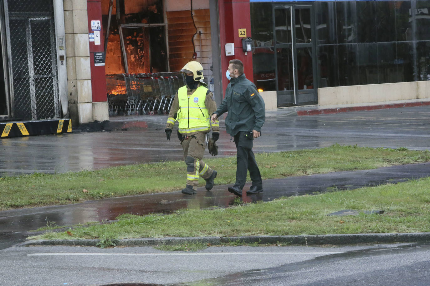 Hasta el lugar de los hechos se desplazaron varias patrullas de bomberos