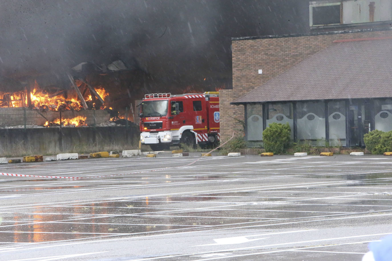 Hasta el lugar de los hechos se desplazaron varias patrullas de bomberos