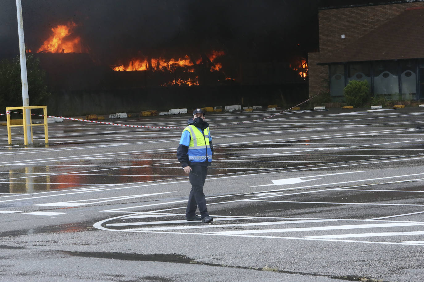 Hasta el lugar de los hechos se desplazaron varias patrullas de bomberos