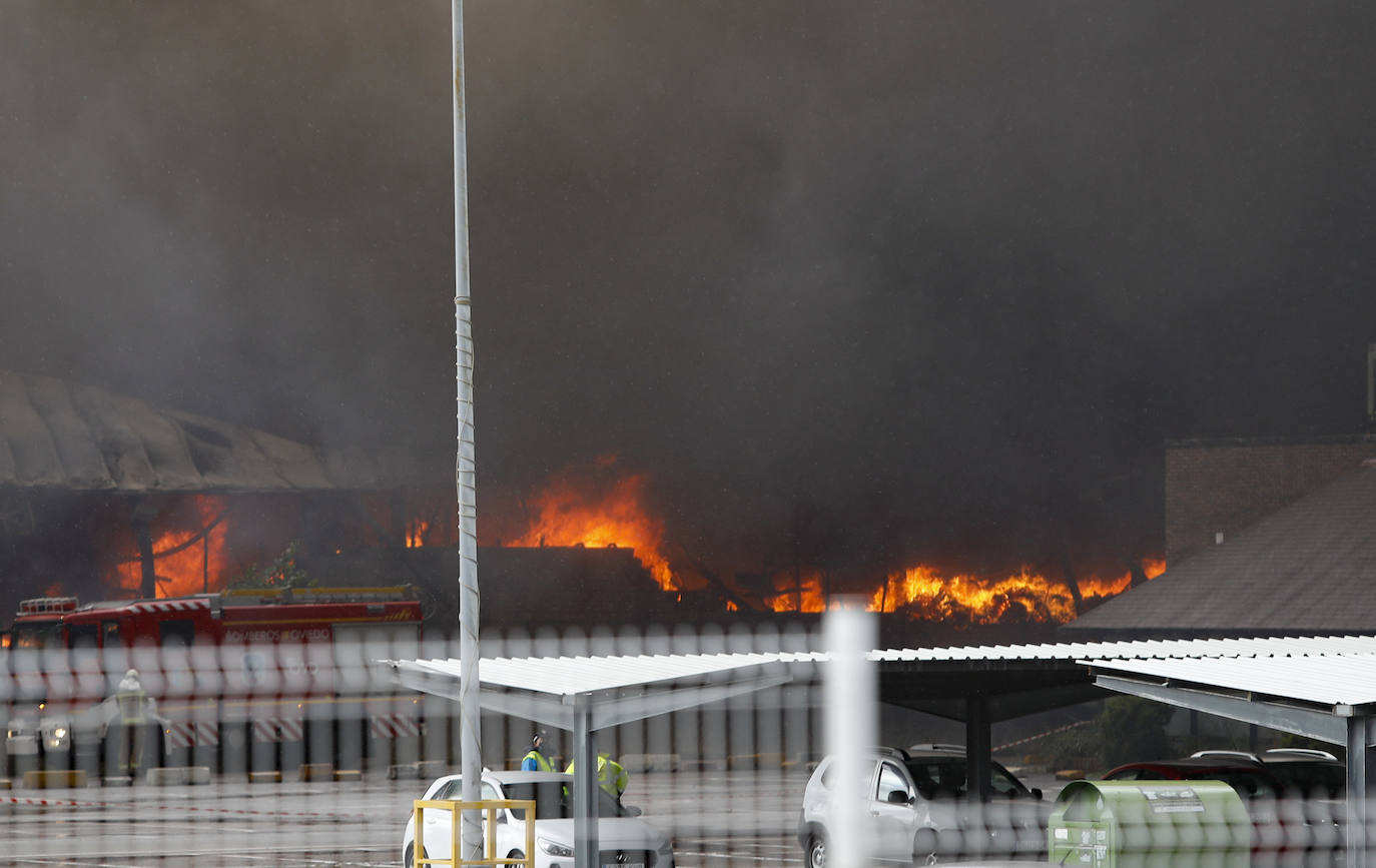 Hasta el lugar de los hechos se desplazaron varias patrullas de bomberos