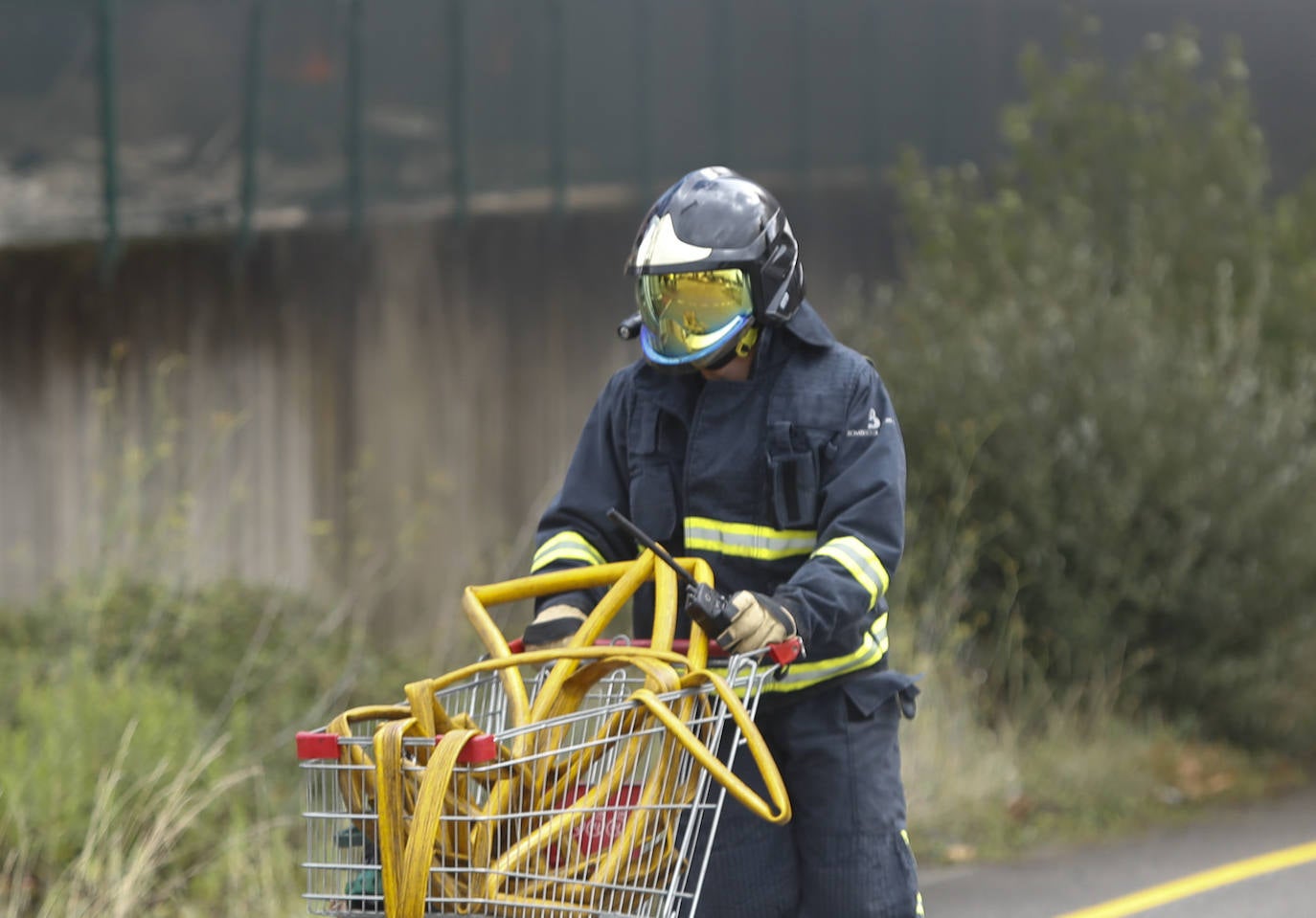 Hasta el lugar de los hechos se desplazaron varias patrullas de bomberos