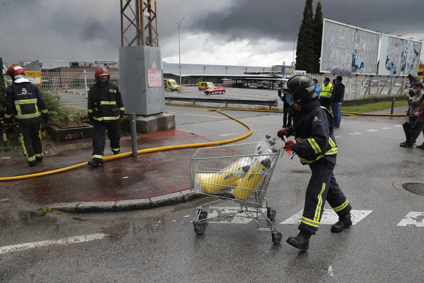 Hasta el lugar de los hechos se desplazaron varias patrullas de bomberos