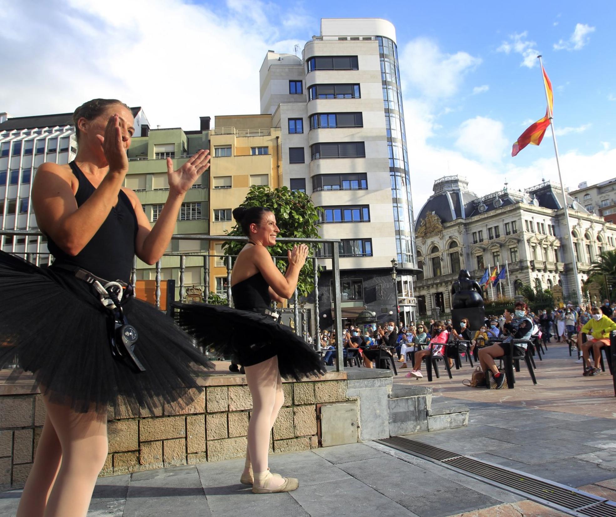 La Escandalera Las bailarinas de FInale saludando al público. 