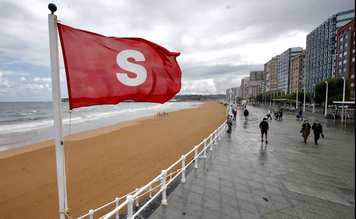 Los alivios al Piles por las lluvias obligan a cerrar al baño parte de la playa de San Lorenzo