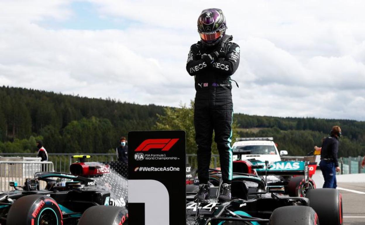 Lewis Hamilton celebra su 'pole' en el circuito de Spa. 