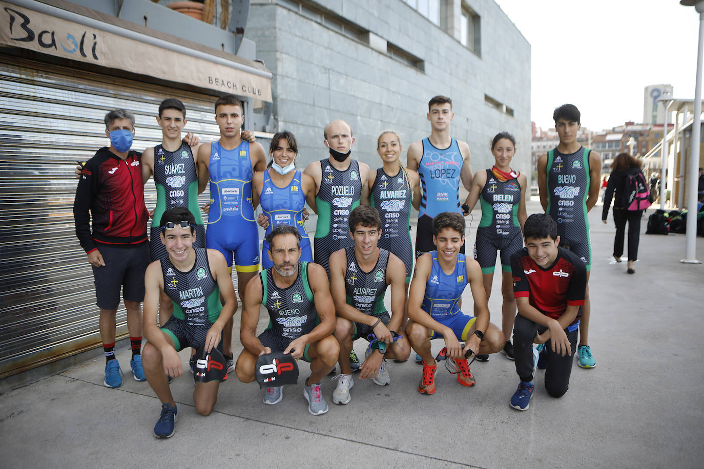 La playa de Poniente fue en la mañana de este domingo escenario del Biatlón Ciudad de Gijón, regional de la especialidad, y la Travesia a nado Playa de Poniente.