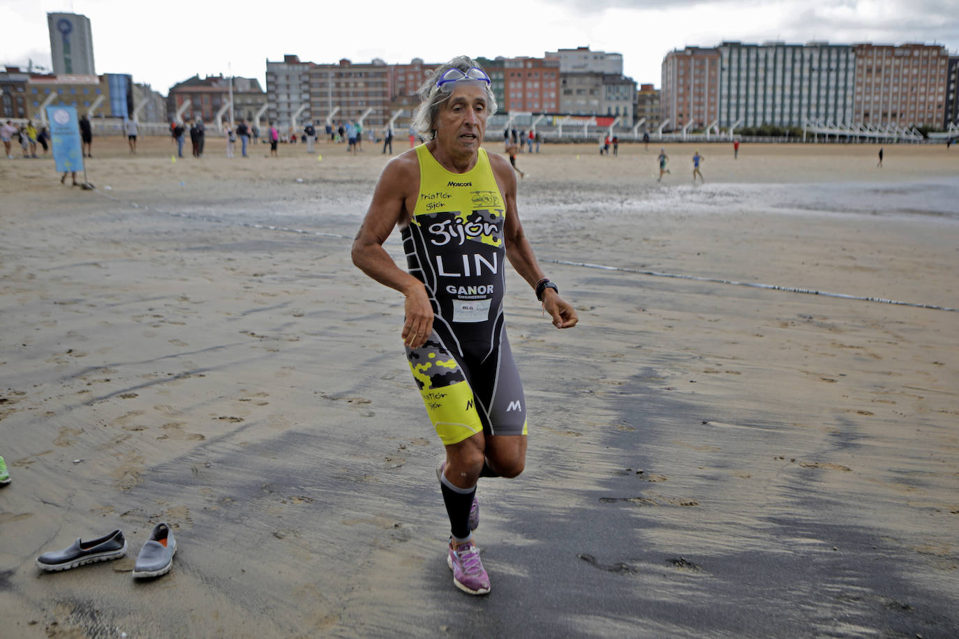 La playa de Poniente fue en la mañana de este domingo escenario del Biatlón Ciudad de Gijón, regional de la especialidad, y la Travesia a nado Playa de Poniente.