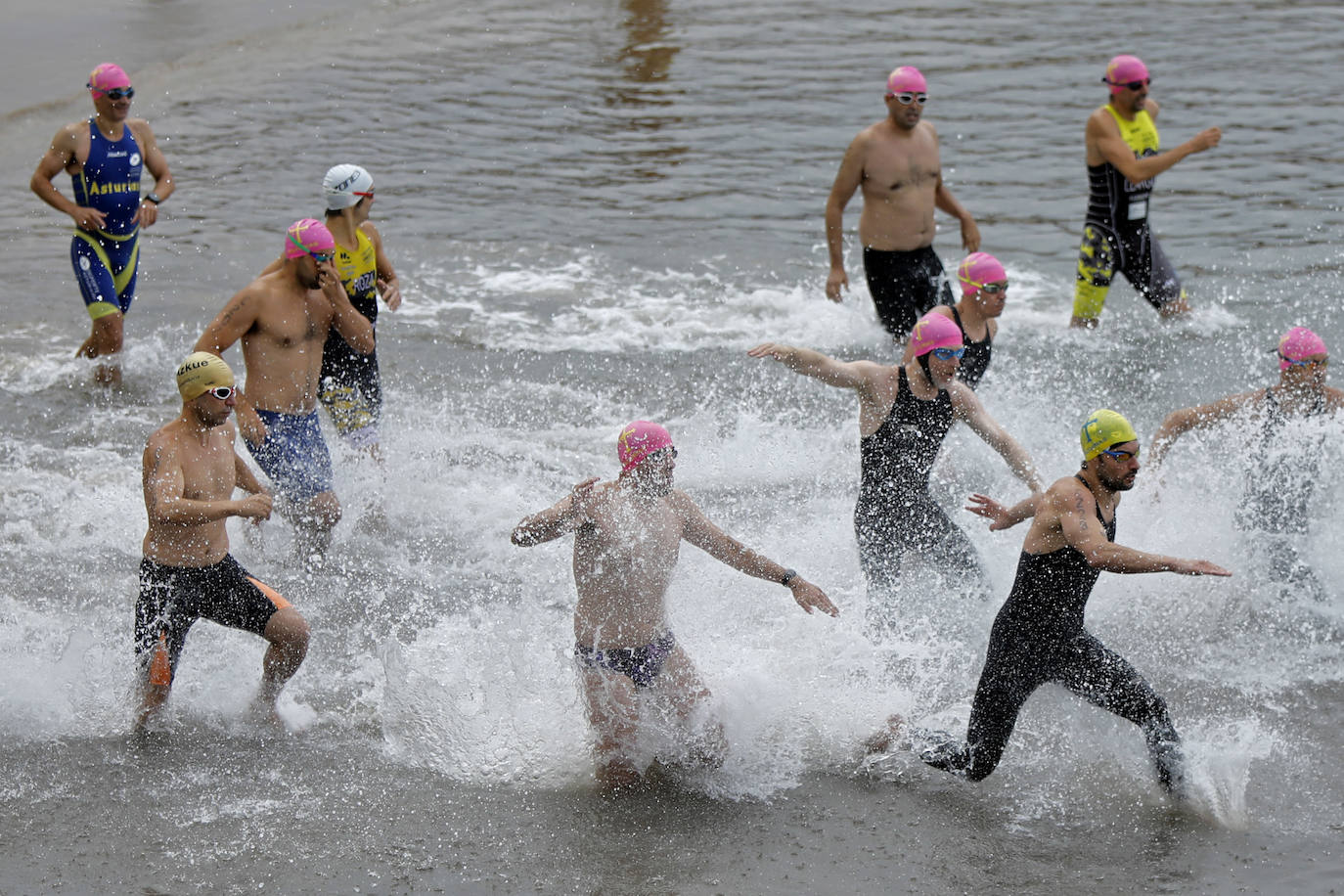 La playa de Poniente fue en la mañana de este domingo escenario del Biatlón Ciudad de Gijón, regional de la especialidad, y la Travesia a nado Playa de Poniente.