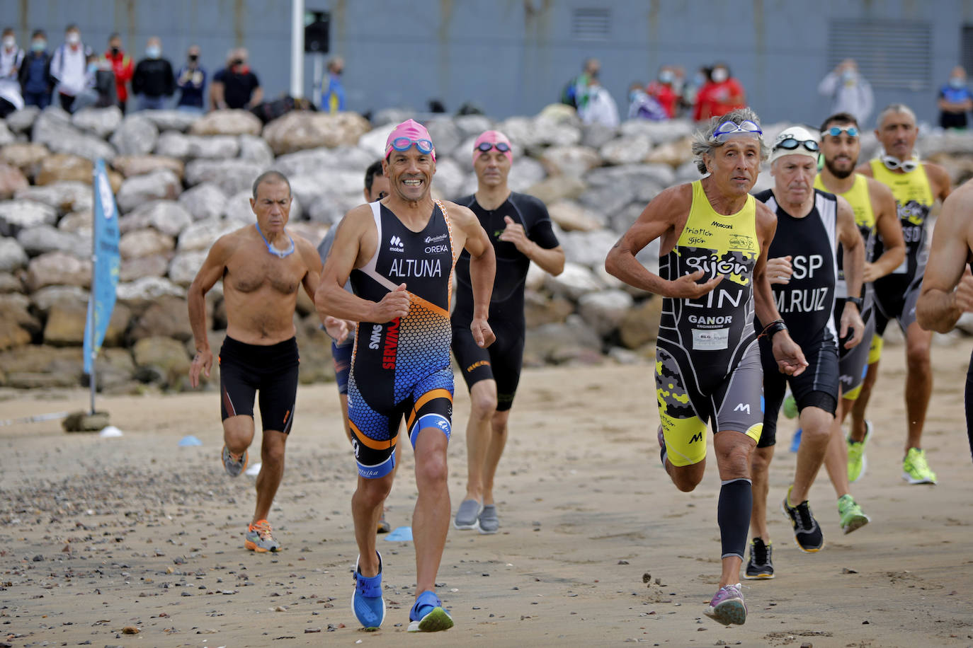 La playa de Poniente fue en la mañana de este domingo escenario del Biatlón Ciudad de Gijón, regional de la especialidad, y la Travesia a nado Playa de Poniente.