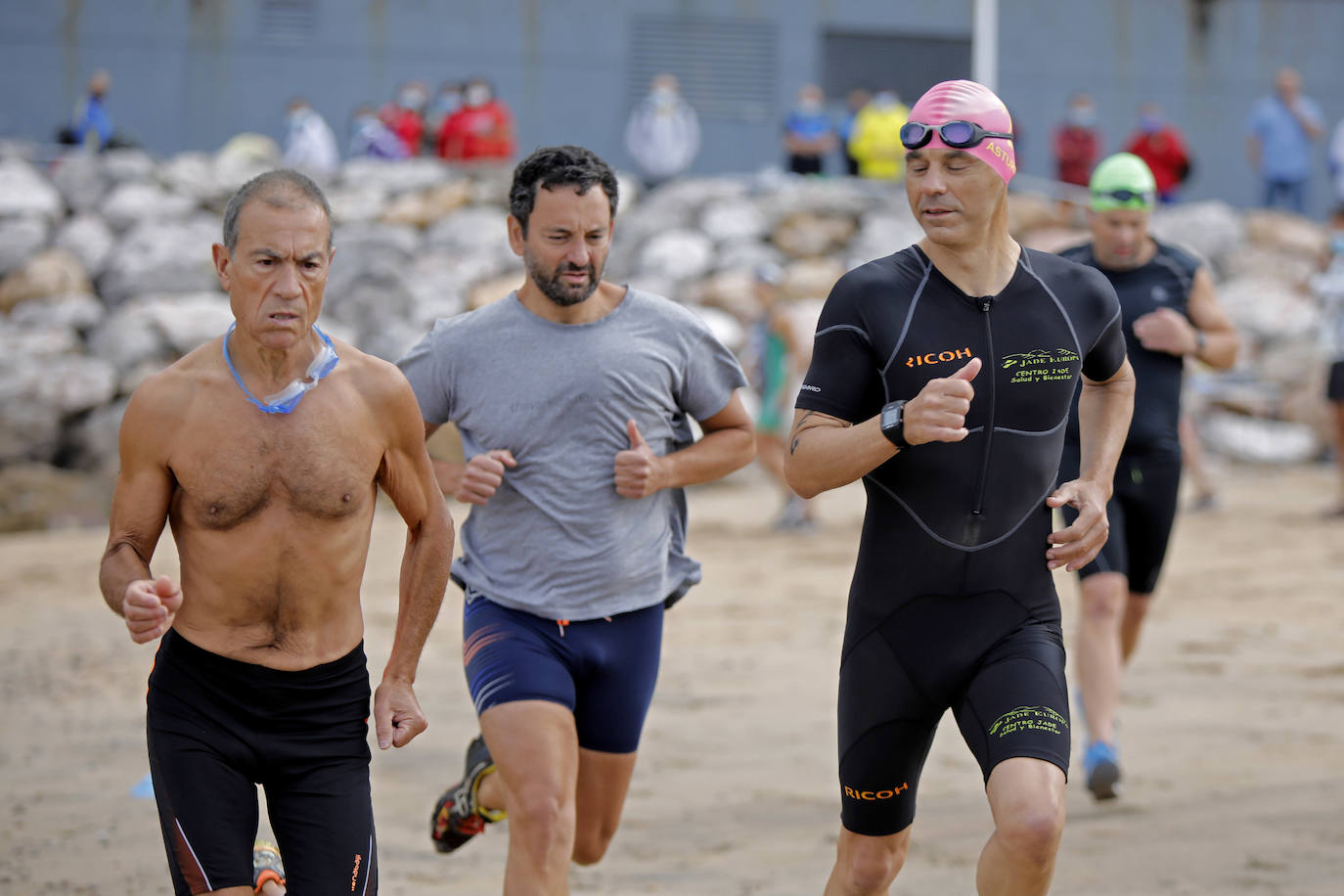 La playa de Poniente fue en la mañana de este domingo escenario del Biatlón Ciudad de Gijón, regional de la especialidad, y la Travesia a nado Playa de Poniente.