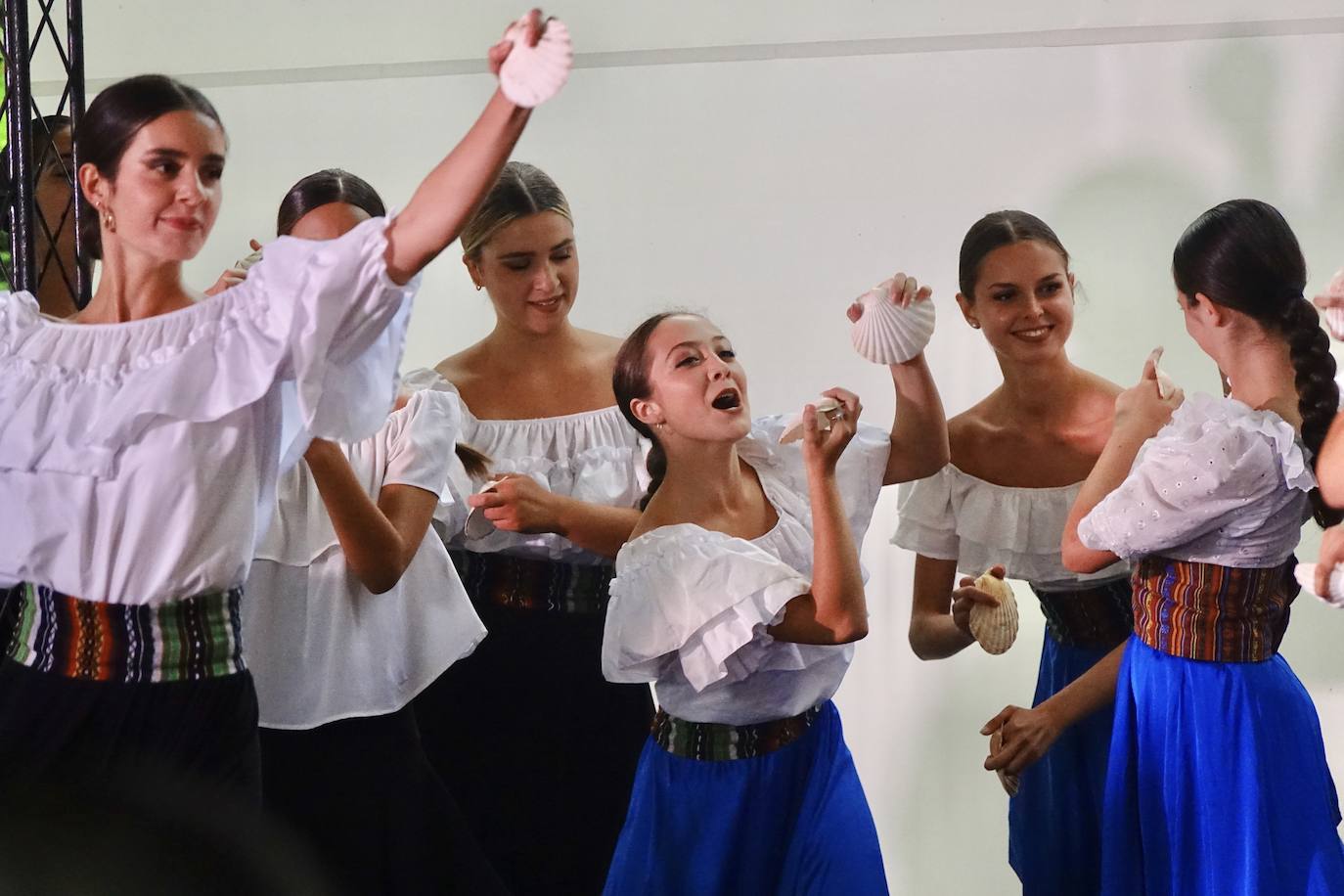 Arte en estado puro para viajar a cientos de kilómetros y olvidar por un rato los tiempos difíciles que vivimos. Fue lo que ayer por la tarde ofrecieron la treintena de jóvenes bailarines que participaron en el VIEncuentro con los Maestros, capitaneados por el incombustible Antonio Canales.