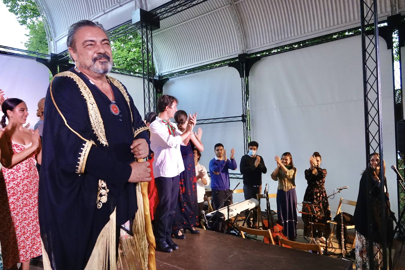 Arte en estado puro para viajar a cientos de kilómetros y olvidar por un rato los tiempos difíciles que vivimos. Fue lo que ayer por la tarde ofrecieron la treintena de jóvenes bailarines que participaron en el VIEncuentro con los Maestros, capitaneados por el incombustible Antonio Canales.