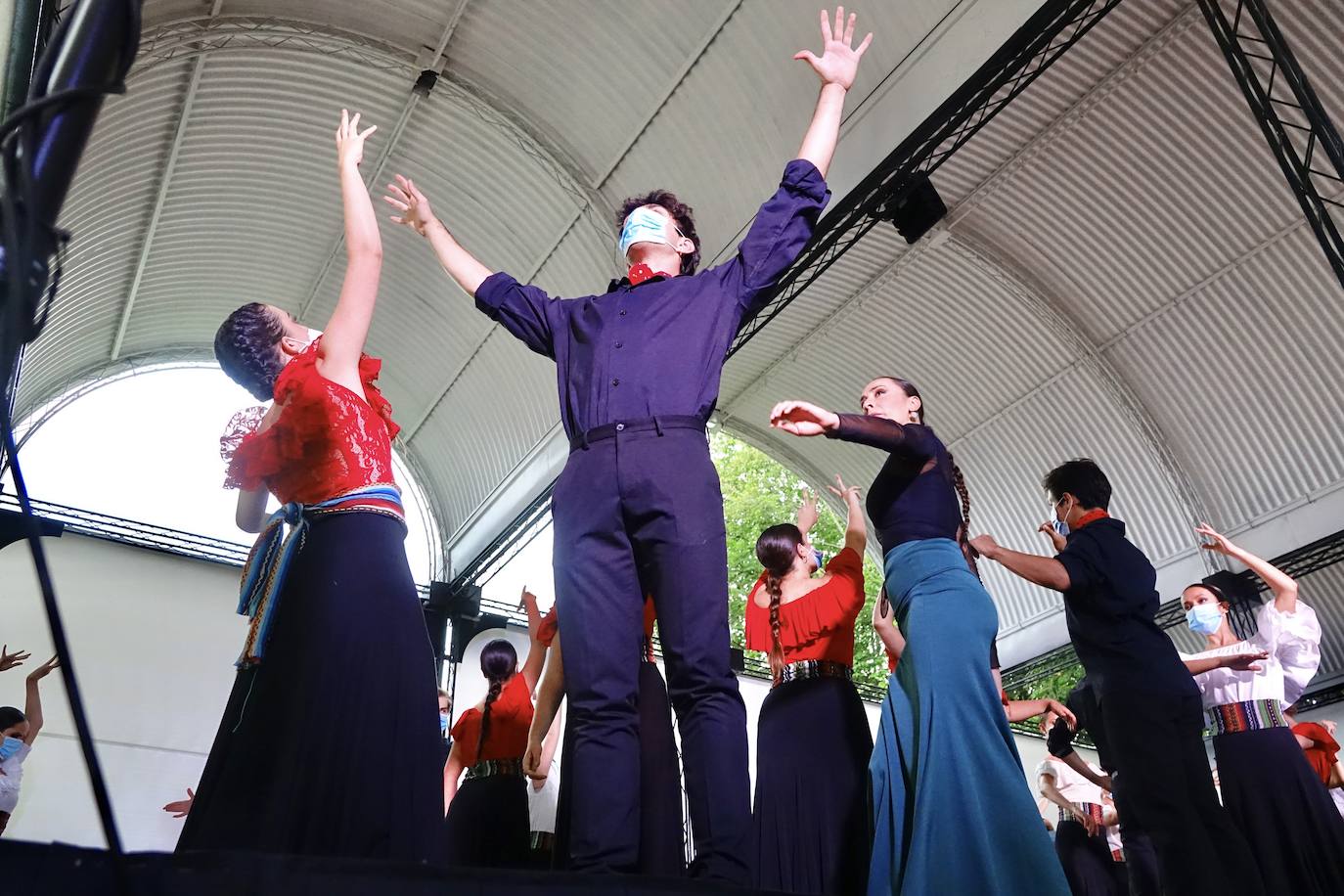 Arte en estado puro para viajar a cientos de kilómetros y olvidar por un rato los tiempos difíciles que vivimos. Fue lo que ayer por la tarde ofrecieron la treintena de jóvenes bailarines que participaron en el VIEncuentro con los Maestros, capitaneados por el incombustible Antonio Canales.