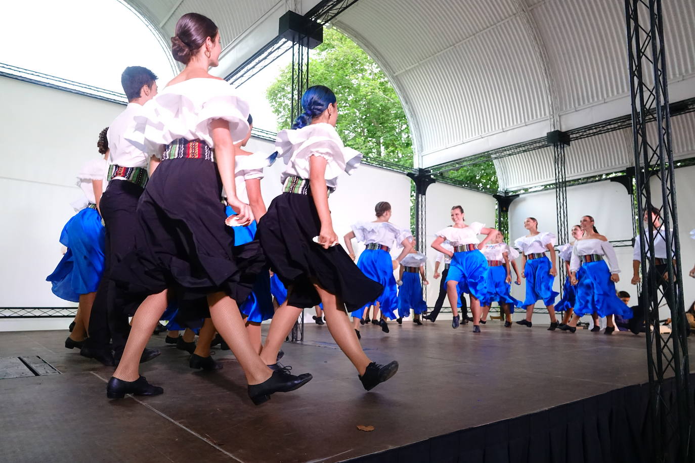 Arte en estado puro para viajar a cientos de kilómetros y olvidar por un rato los tiempos difíciles que vivimos. Fue lo que ayer por la tarde ofrecieron la treintena de jóvenes bailarines que participaron en el VIEncuentro con los Maestros, capitaneados por el incombustible Antonio Canales.