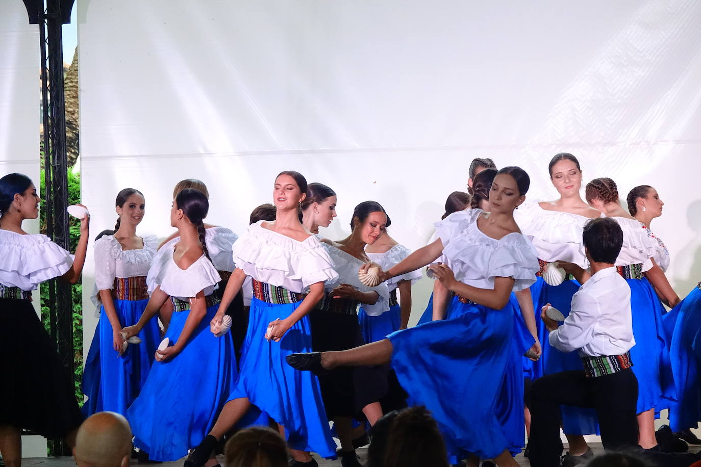 Arte en estado puro para viajar a cientos de kilómetros y olvidar por un rato los tiempos difíciles que vivimos. Fue lo que ayer por la tarde ofrecieron la treintena de jóvenes bailarines que participaron en el VIEncuentro con los Maestros, capitaneados por el incombustible Antonio Canales.