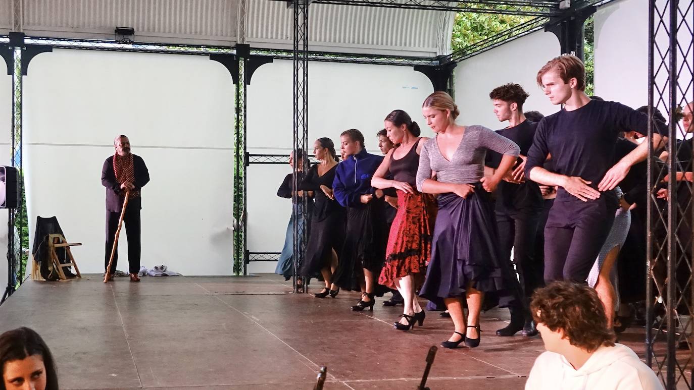 Arte en estado puro para viajar a cientos de kilómetros y olvidar por un rato los tiempos difíciles que vivimos. Fue lo que ayer por la tarde ofrecieron la treintena de jóvenes bailarines que participaron en el VIEncuentro con los Maestros, capitaneados por el incombustible Antonio Canales.