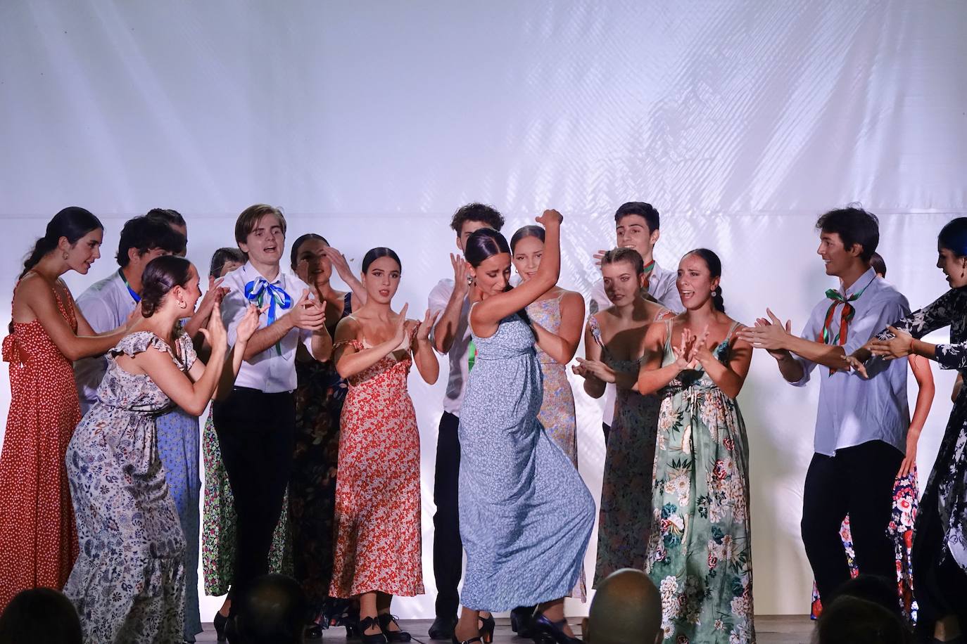 Arte en estado puro para viajar a cientos de kilómetros y olvidar por un rato los tiempos difíciles que vivimos. Fue lo que ayer por la tarde ofrecieron la treintena de jóvenes bailarines que participaron en el VIEncuentro con los Maestros, capitaneados por el incombustible Antonio Canales.