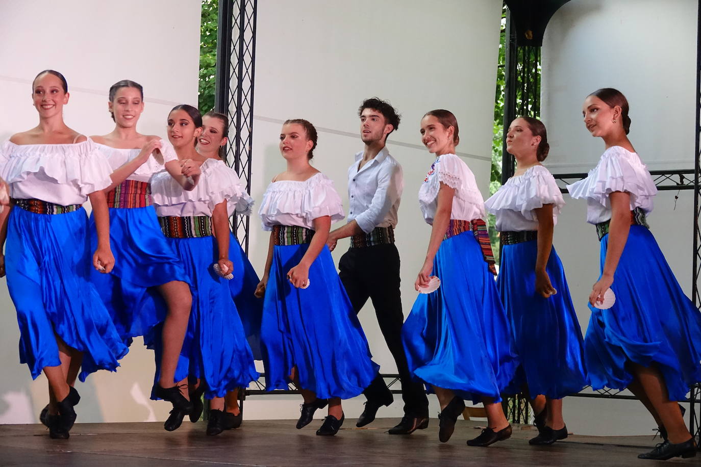 Arte en estado puro para viajar a cientos de kilómetros y olvidar por un rato los tiempos difíciles que vivimos. Fue lo que ayer por la tarde ofrecieron la treintena de jóvenes bailarines que participaron en el VIEncuentro con los Maestros, capitaneados por el incombustible Antonio Canales.