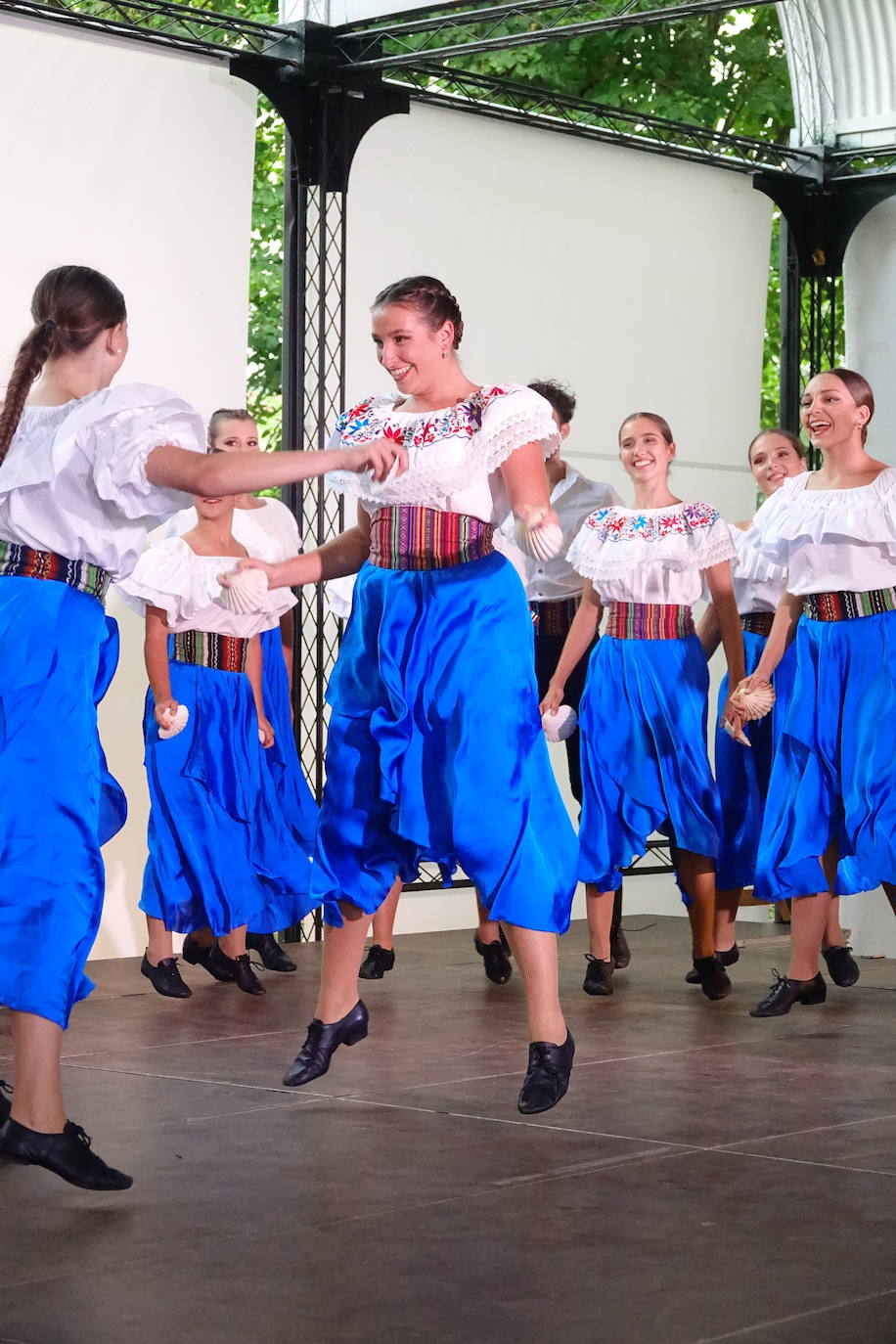 Arte en estado puro para viajar a cientos de kilómetros y olvidar por un rato los tiempos difíciles que vivimos. Fue lo que ayer por la tarde ofrecieron la treintena de jóvenes bailarines que participaron en el VIEncuentro con los Maestros, capitaneados por el incombustible Antonio Canales.