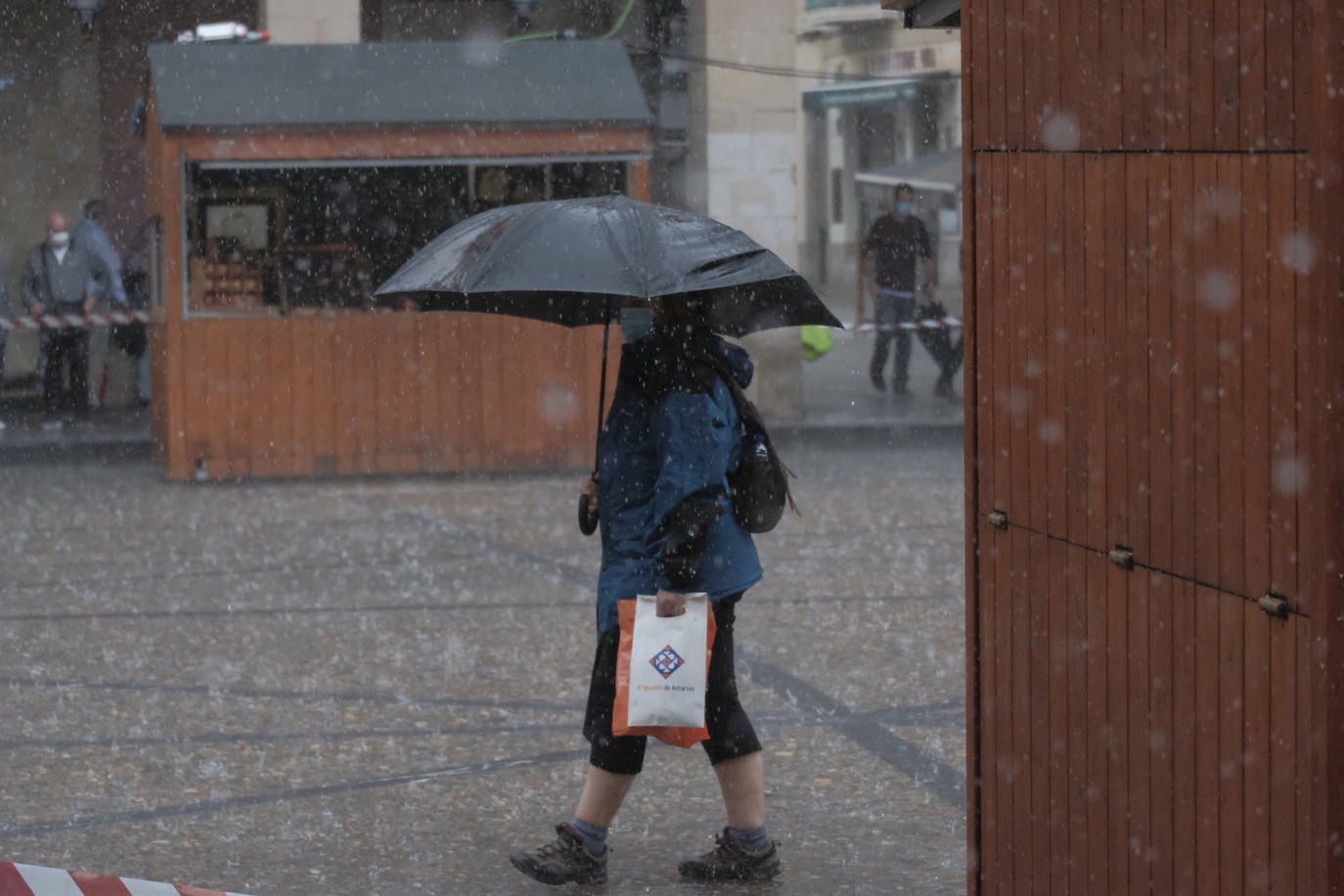 Una tromba de agua sorprendió a cuantos disfrutaban del domingo por Gijón