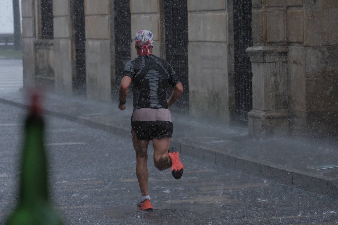 Una tromba de agua sorprendió a cuantos disfrutaban del domingo por Gijón