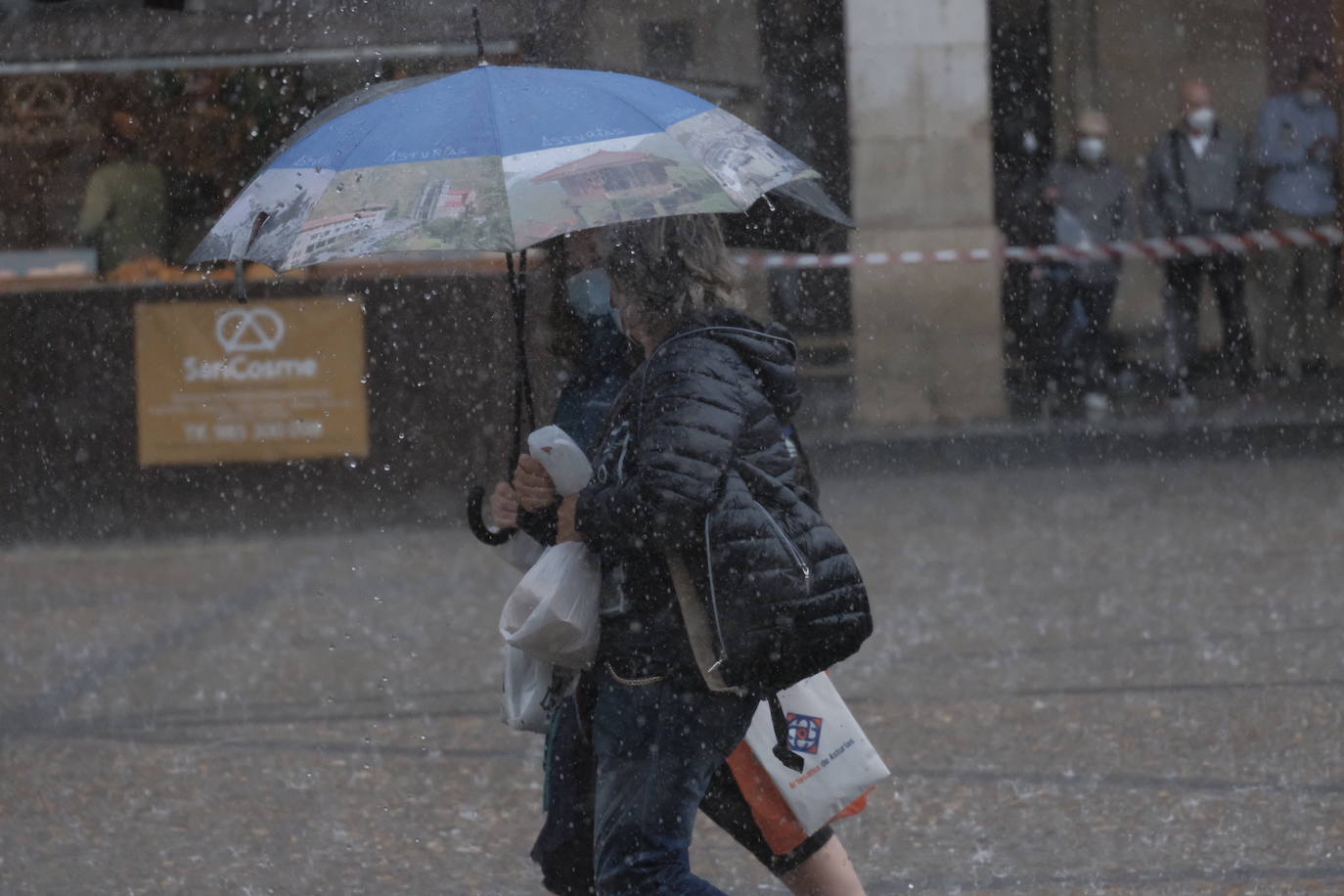 Una tromba de agua sorprendió a cuantos disfrutaban del domingo por Gijón