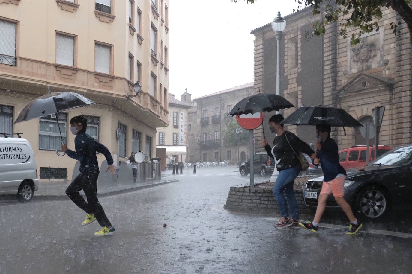 Una tromba de agua sorprendió a cuantos disfrutaban del domingo por Gijón