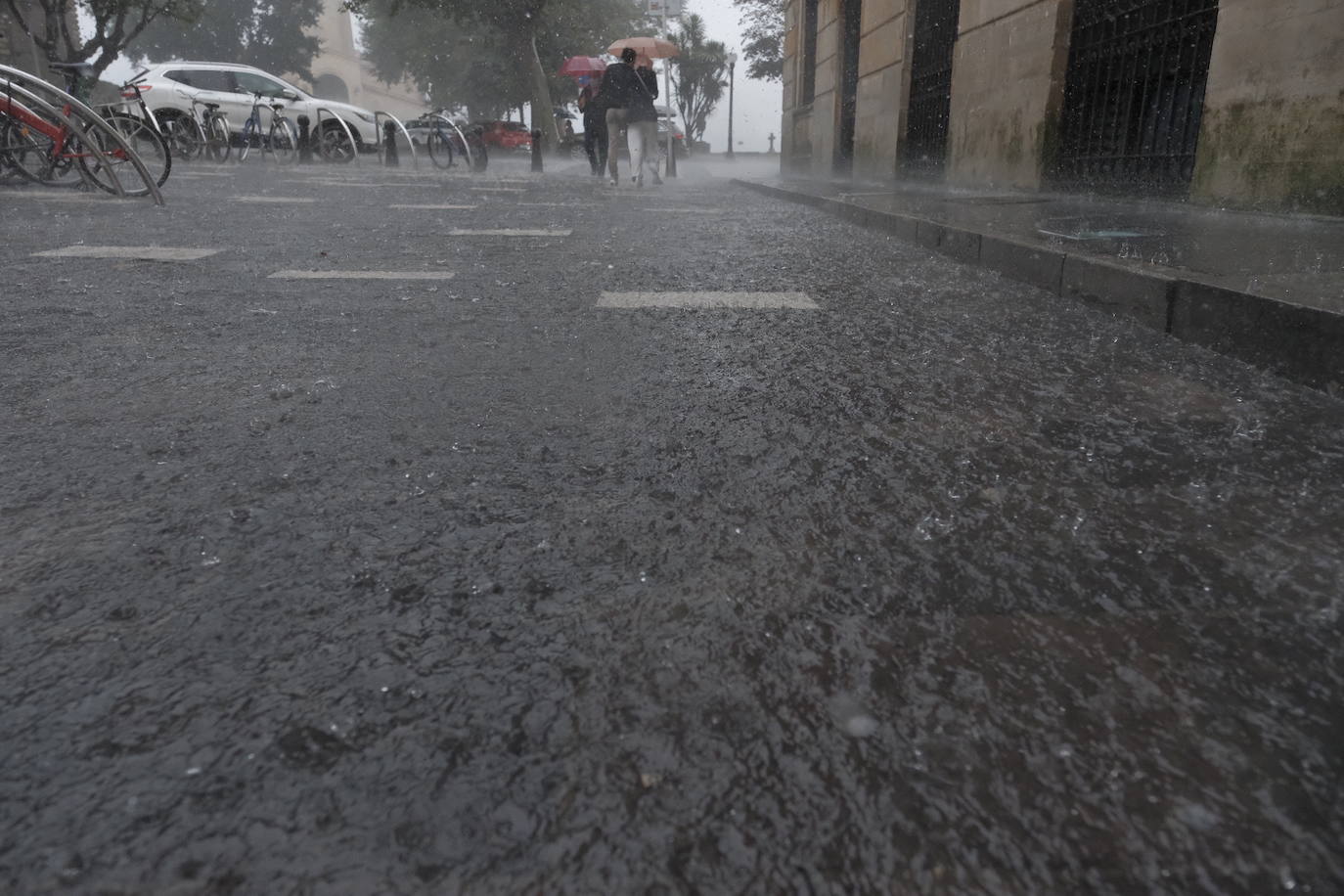 Una tromba de agua sorprendió a cuantos disfrutaban del domingo por Gijón