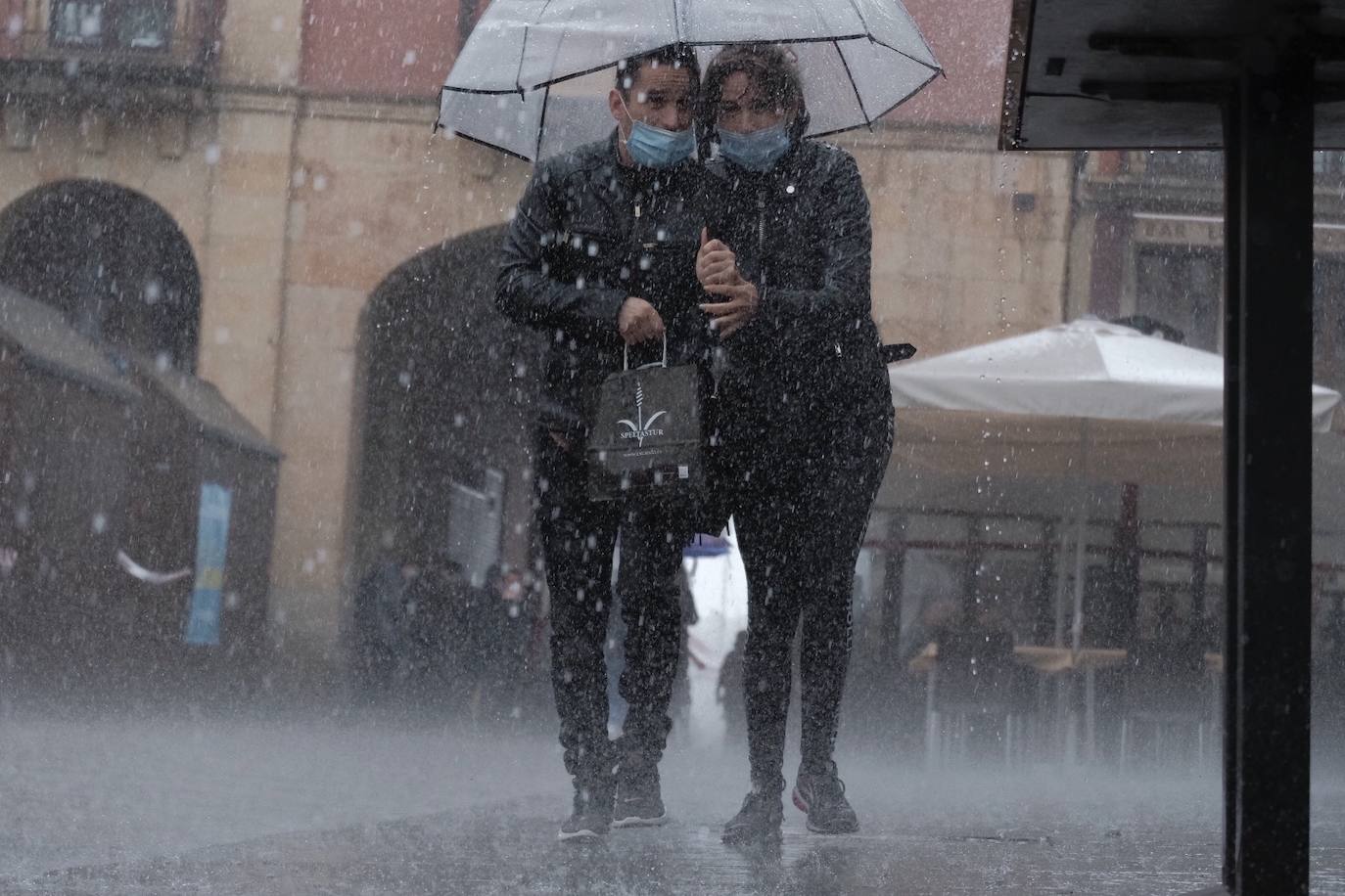 Una tromba de agua sorprendió a cuantos disfrutaban del domingo por Gijón