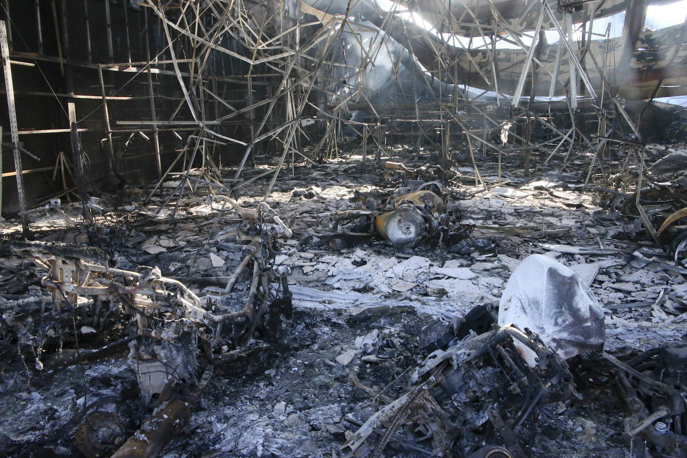 Tan solo la parte trasera de la gran estructura industrial se salvó casi intacta del incendio, sufriendo daños tan solo en el techo y la pared colindante al origen del fuego