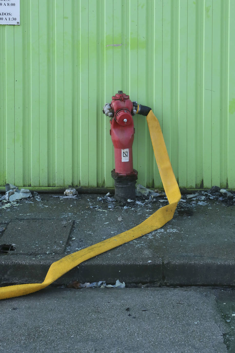 Tan solo la parte trasera de la gran estructura industrial se salvó casi intacta del incendio, sufriendo daños tan solo en el techo y la pared colindante al origen del fuego