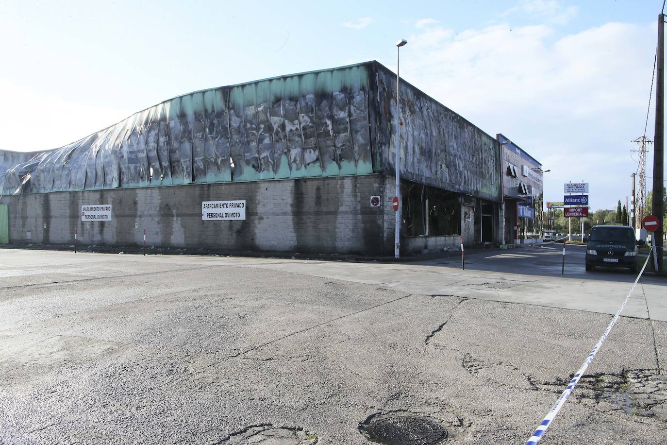 Tan solo la parte trasera de la gran estructura industrial se salvó casi intacta del incendio, sufriendo daños tan solo en el techo y la pared colindante al origen del fuego