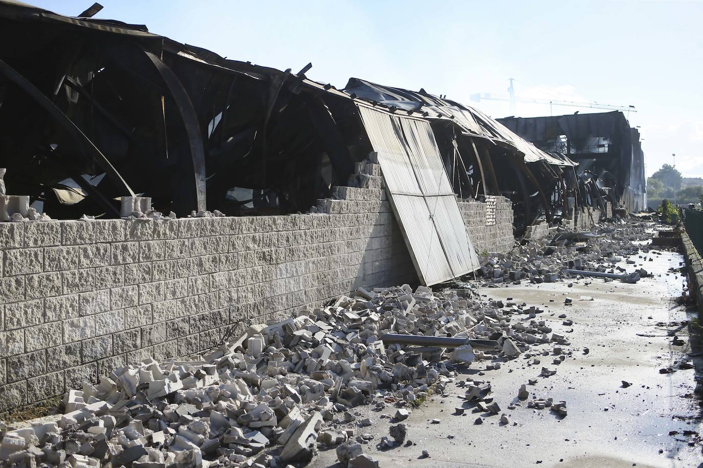 Tan solo la parte trasera de la gran estructura industrial se salvó casi intacta del incendio, sufriendo daños tan solo en el techo y la pared colindante al origen del fuego