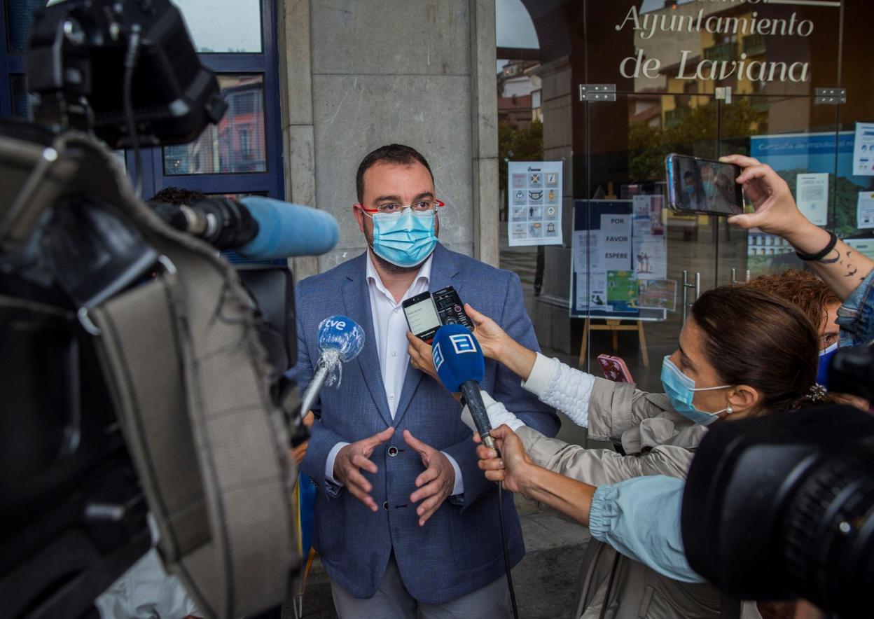 Adrián Barbón atiende a los medios en Pola de Laviana, donde visitó la carpa sobre el plan de movilidad. 