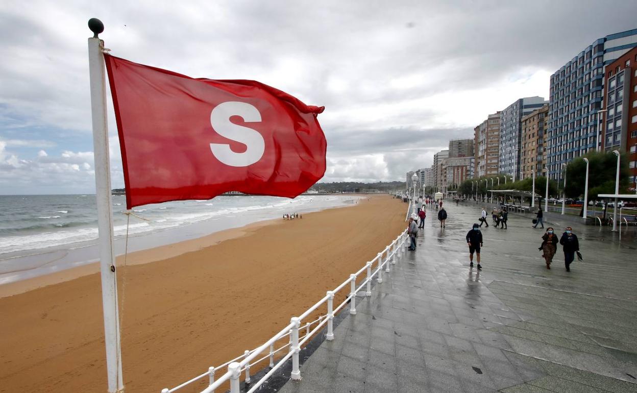 El Ayuntamiento de Gijón mantiene la prohibición del baño en San Lorenzo